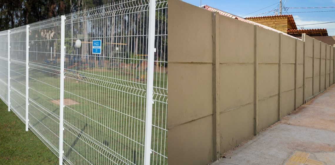 A imagem mostra um exemplo de um muro de concreto e um muro de gradil.