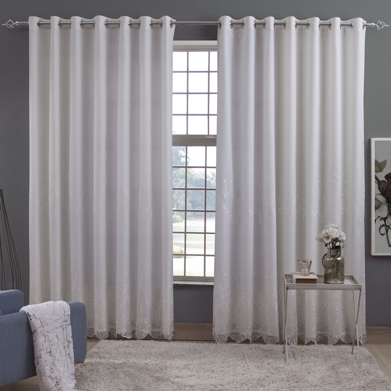 A imagem mostra um exemplo de uma cortina feita de um tipo de tecido específico.