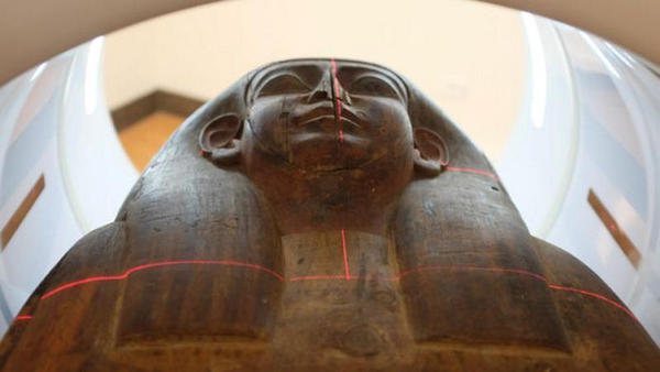 Encontramse restos de uma múmia em um sarcófago que levava 150 anos em um museu