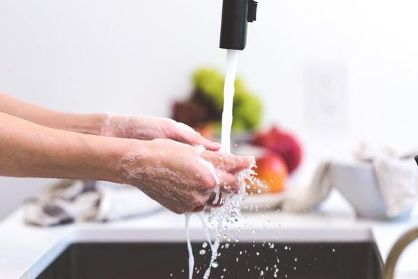 Sabias que lavar os pratos à mão com o seu companheiro poderia melhorar a sua vida sexual?