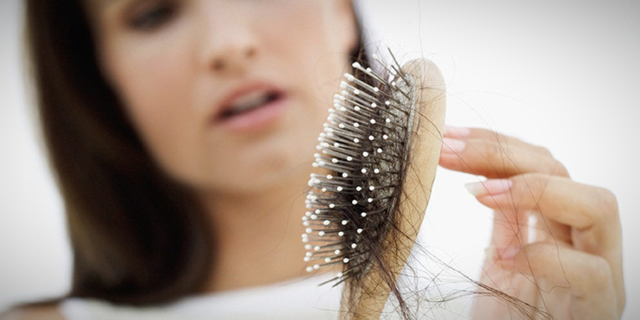 A imagem mostra um exemplo de uma mulher preocupada com a queda de seu cabelo.